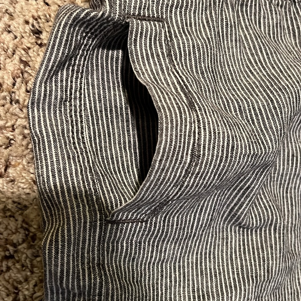 Loft XL grey and white shorts with back and side pockets - Picture 2 of 3